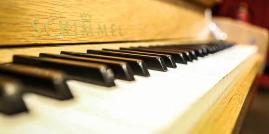 Eine Klaviertastatur von der Seite.